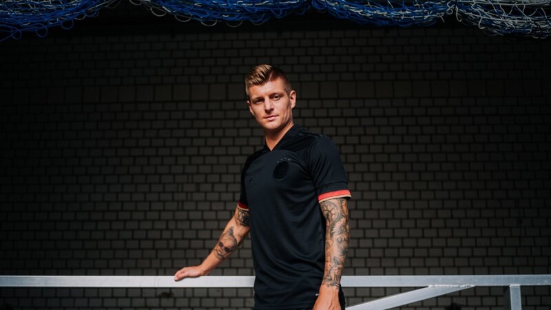 Toni Kroos präsentiert das neue Auswärtstrikot der deutschen Nationalmannschaft.