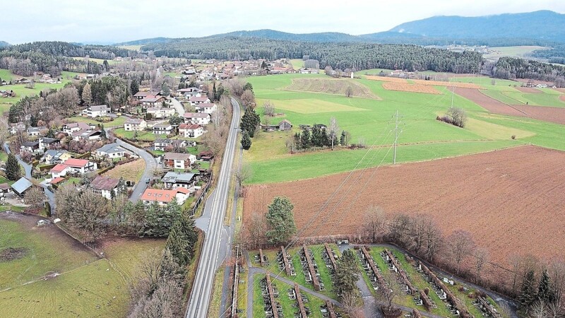 Am Hauser Mühlberg, oberhalb des Friedhofes, soll die neue Staatsstraße in die Kreisstraße münden. Kommunalpolitik und Wirtschaft machen jetzt Druck, das Projekt Regentalstraße zügig voranzutreiben.