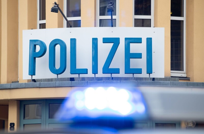 Die Polizei warnt vor den falschen Beamten, die mit Schocknachrichten Senioren um ihre Ersparnisse bringen. 