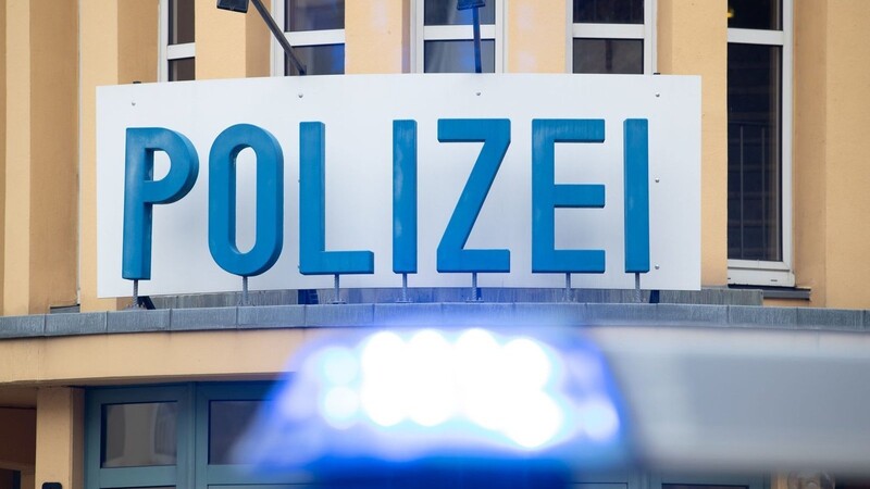 Die Polizei warnt vor den falschen Beamten, die mit Schocknachrichten Senioren um ihre Ersparnisse bringen.