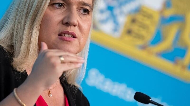 Melanie Huml (CSU), Gesundheitsministerin von Bayern, spricht bei einer Pressekonferenz. Foto: Sven Hoppe/dpa