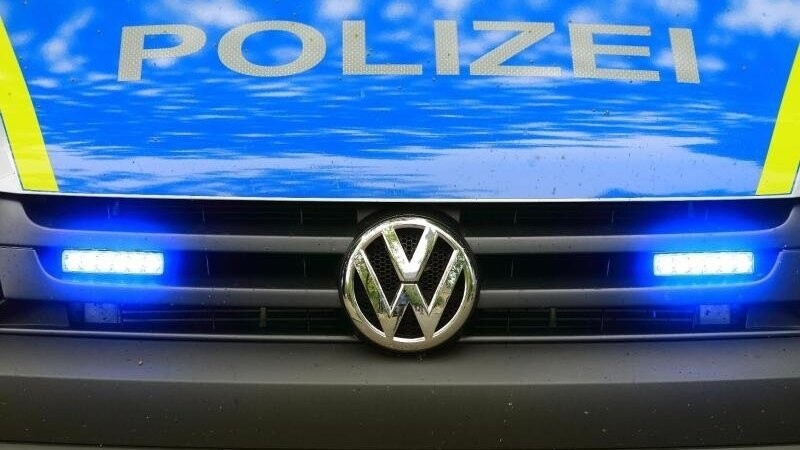 Ein Fahrzeug der Polizei ist im Einsatz. Foto: Jens Wolf/zb/dpa/Archiv