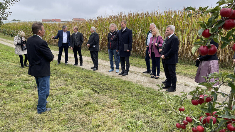 Betriebsleiter Hans Göding (li.) führte die Ehrengäste durch die Deutenkofener Obstanlagen; Im Bild u. a.: Landrat Peter Dreier (re.), Bürgermeisterin Rosa-Maria Maurer, Bezirkstagspräsident Dr. Olaf Heinrich (Mitte), daneben Bezirksrat Markus Scheuermann.