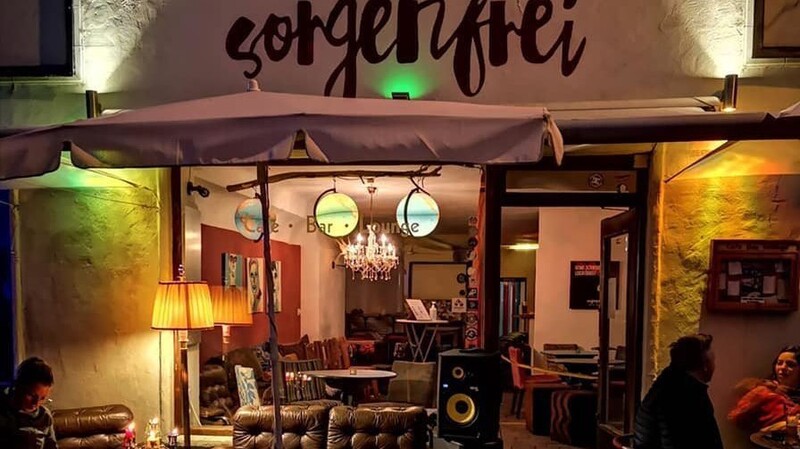 Am Freitag öffnete die Bar "Sorgenfrei" ihren Außenbereich für Gäste und plant das auch für den Samstag.