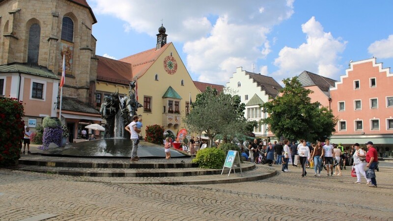 Die Innenstadt von Cham. Im Wahlkreis 234 - Schwandorf bewerben sich elf Kandidaten um ein Direktmandat im deutschen Bundestag. (Symbolbild)