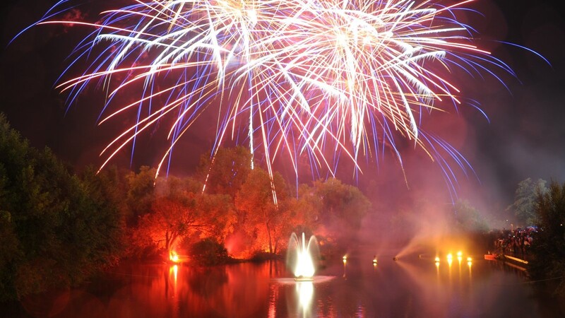 Festlich beleuchtet wurden nach der Mariä-Namen-Prozession der Balkspitz und der Himmel über der Stadt. Mit dem Feuerwerk unter dem Motto "Vils in Flammen" und einer Party wurde an diesem Abend der Abschluss des Jubiläumsjahres "150 Jahre Freiwillige Feuerwehr Vilsbiburg" gefeiert.