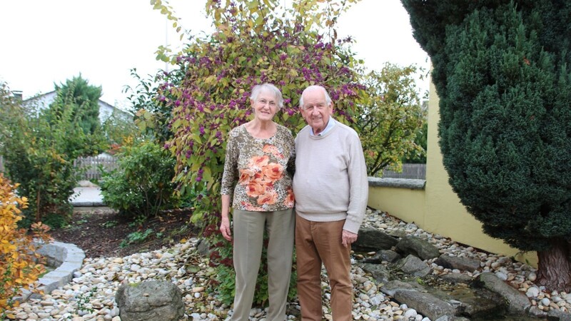 Der Garten ihres Hauses in Oberpiebing ist ihr Lieblingsort: Hier blicken Rosa und Hans Beiderbeck gern auf 60 gemeinsame Ehejahre zurück. Viele weitere sollen noch folgen.