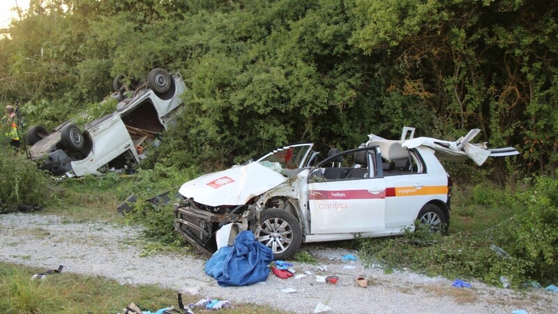 Schwerer Unfall am Montagabend auf der A93 zwischen Bad Abbach und Regensburg. Eine Frau schwebt in Lebensgefahr, ein junger Mann wurde schwer verletzt.