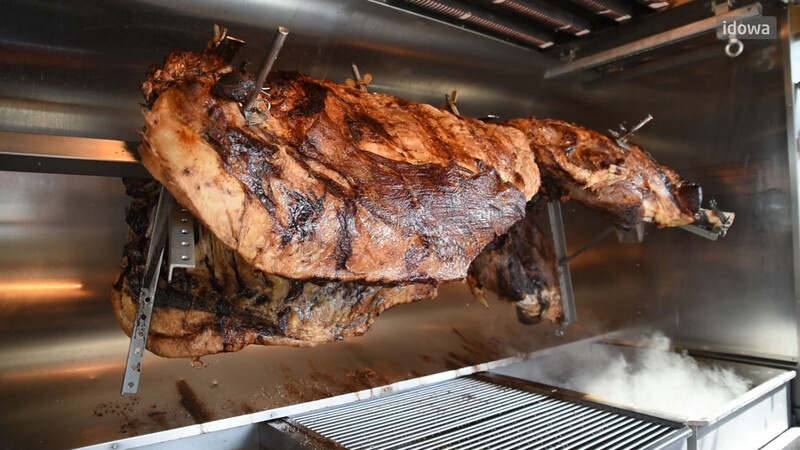 Der Ochs am Spieß ist eine der Spezialitäten des Festzelt Wenisch - und gleichzeitig der wohl heißeste Arbeitsplatz im Zelt.