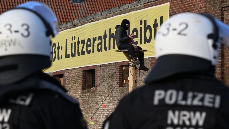 Der Energiekonzern RWE will die unter Lützerath liegende Kohle abbaggern - dafür soll der Weiler auf dem Gebiet der Stadt Erkelenz am Braunkohletagebau Garzweiler II abgerissen werden.