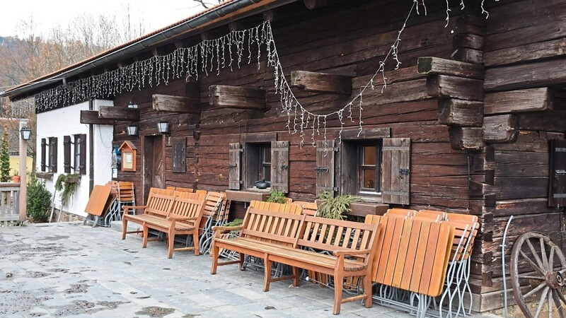 Die Terrasse der Museumsschänke Salzfriedlhof. Es wird noch eine Weile dauern, bis man von hier gut bewirtet in den Sonnenuntergang überm Eixendorfer See schauen kann.