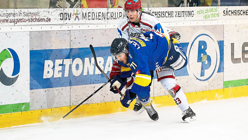 AUSGEHEBELT: Daniel Bruch (re.) ließ am Sonntagabend nicht nur den "Fuchs" Clarke Breitkreuz über die Klinge springen, der EVL-Jungspund markierte in der 47. Minute auch den 2:2-Ausgleich. "Er hat einen hervorragenden Job gemacht", lobte Cheftrainer Heiko Vogler seinen Stürmer.