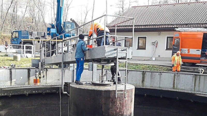 Ein Kran wurde benötigt, um das Lager hochzuheben, damit das Walzlager der Räumerbrücke erneuert werden konnte.