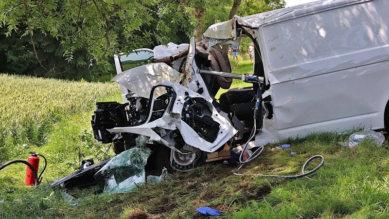 Auf der Staatsstraße 2350 auf Höhe des Moosburger Ausgleichsweihers ist am Samstag ein schwerer Unfall passiert.