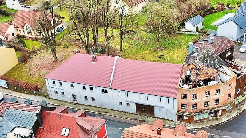 Das Gasthaus "Zur Lacke" (blaugrau) und das Gästehaus Kolbeck mit seinem nur noch teilweise vorhandenen Dach werden abgerissen.