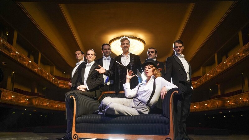 Die Darsteller der Comedian Harmonists stehen um Nina Janke als Marlene bei der Pressekonferenz zur Show "Berlin Berlin" im Admiralspalast. Die Show der "Goldenen Zwanziger" kommt im Januar nach München.