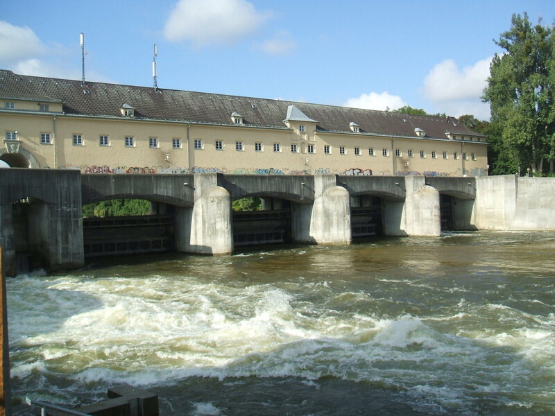 Das Oberföhringer Wehr steht seit 1924. Seit 2012 gibt es daneben eine Fischtreppe. Hierneis fordert, dass das Wehr zurückgebaut wird - damit es die Isar nicht komplett abriegelt. 