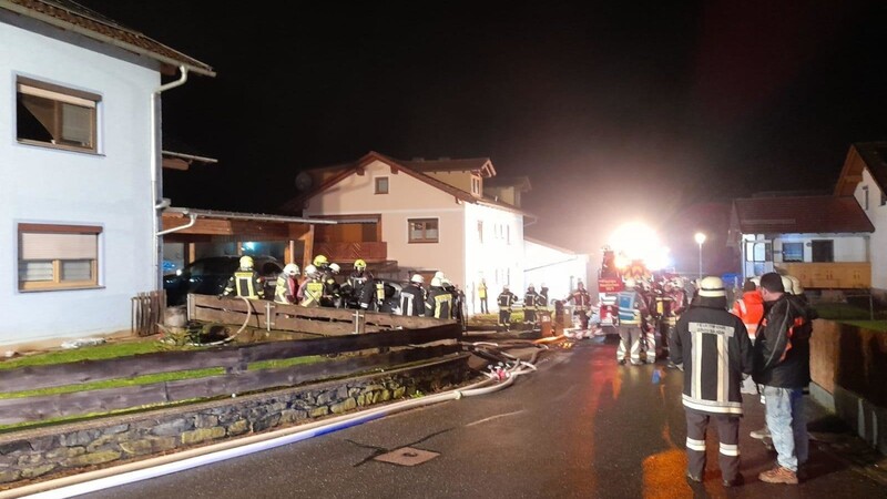 Nach der Meldung "Brand im Heizraum" alarmierte die Leitstelle die Wehren aus Stachesried, Eschlkam, Warzenried, Großaign und Neukirchen b. Hl. Blut sowie den Rettungsdienst.