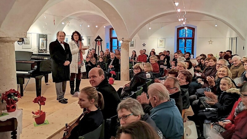 Sascha Borchers-Langrieger und Hans G. Langrieger gehen im kleinen, aber feinen Kulturzentrum Artonicon in Unterlaichling in die 14. Saison und hoffen auf ein volles Haus - wie vor der Pandemie.