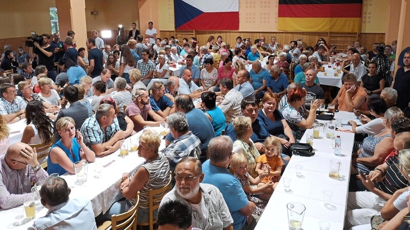 Aus allen Nähten platzte das Kulturhaus in Vseruby (Neumark) bei der Gründung der Bürgerinitiative gegen den Transitverkehr im Grenzgebiet.