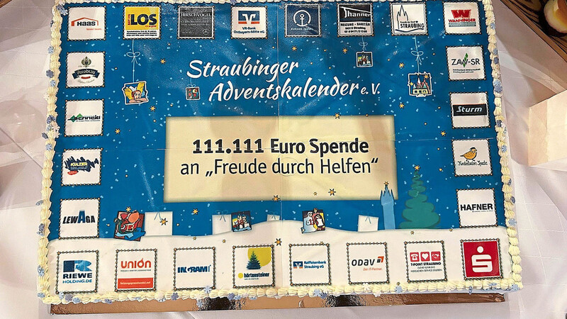 Ein besonderer Kuchen: Der Dank ging auch an alle Sponsoren, die den Adventskalender unterstützt haben.