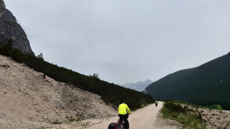 Durchwachsenes Wetter, aber eine gigantische Bergkulisse hatte die Radlgruppe in den Dolomiten.