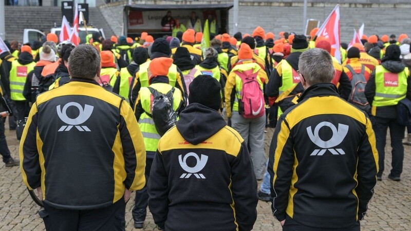 Zustellerinnen und Zusteller der Post bei einer Kundgebung in Halle. Die Gewerkschaft Verdi ruft zur Fortsetzung der Warnstreiks auf.