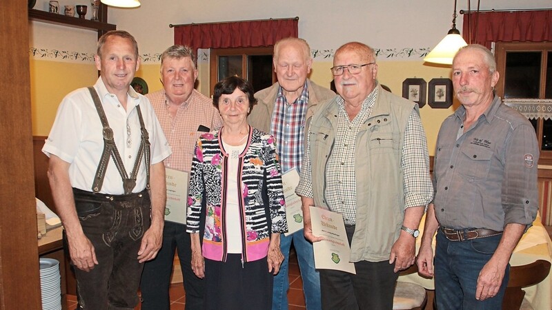 Schützenmeister Forstmaier, die Ehrenmitglieder Georg Luginger, Erna Rödig, Sepp Forster und Ludwig Mieslinger sowie Vize-Schützenmeister Albert Kolbeck.