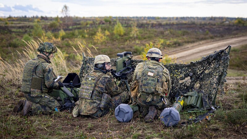 Deutsche Soldaten nehmen in der Lüneburger Heide an einer Übung teil.