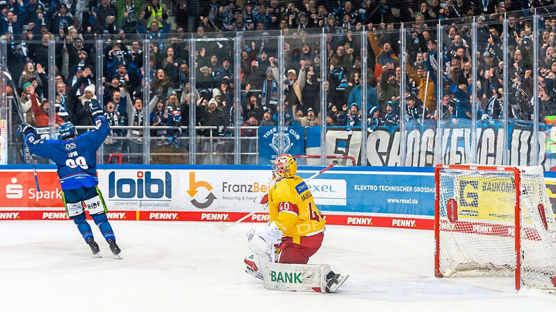 Und ab in die Kurve zu den Tigers-Fans. J.C. Lipon wuchtet nach seinem Solo den Puck zur Entscheidung ins DEG-Tor. Düsseldorfs Goalie Henrik Haukeland ist geschlagen - und sauer.