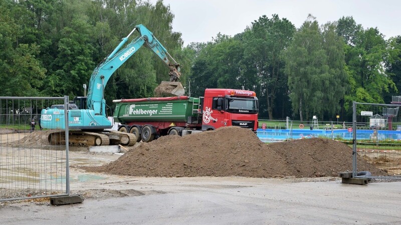 Arbeiten am Neubau des Hallenbades.