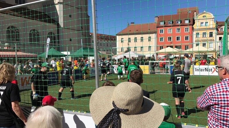 Am Samstag wird in Straubing ein Spieltag der "Bananenflankenliga" stattfinden. Organisiert wurde das Projekt vom Serviceclub "Round Table".