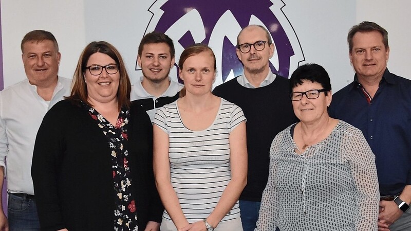 Wiedergewählt wurde der SCT-Vorstand, im Bild mit den Abteilungsleitern: Vorsitzender Hans Oehler, Kassierin Melanie Haydn, Fußball-Abteilungsleiter Maximilian Neumaier, Schriftführerin Sandra Teuber, Tennis-Abteilungsleiter Sepp Krojer, Turn-Abteilungsleiterin Angela Baun und zweiter Vorsitzender Robert Hiesbauer (v.l.).