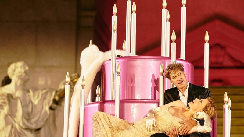 Tobias Moretti und Caroline Peters in "Jedermann".