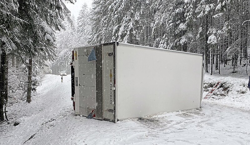 Ein Lieferwagen kommt nach dem Aufprall an einer Böschung auf der Seite zum Liegen. 