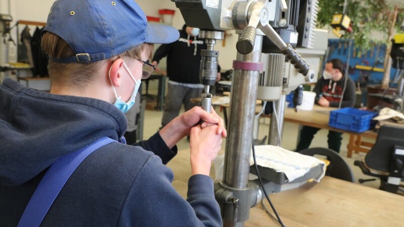 Ein Mann arbeitet in der Metallabteilung einer Werkstätte für Menschen mit Behinderung.   Um solche Werkstätten betreiben zu können, braucht   es Personal aus Pflege und Handwerk - zwei Sektoren, in denen gerade die Arbeitskräftenachfrage sehr groß ist.