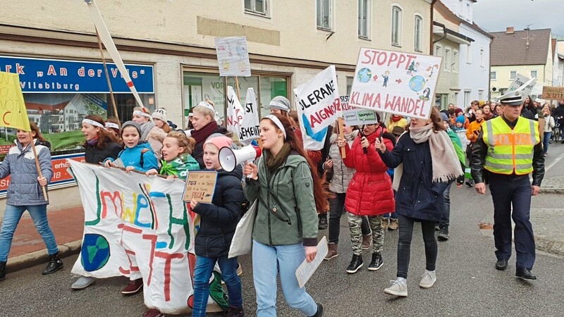 Auch in Vilsbiburg weist man die Politiker lautstark auf die Versäumnisse in ihrer Klimapolitik hin.