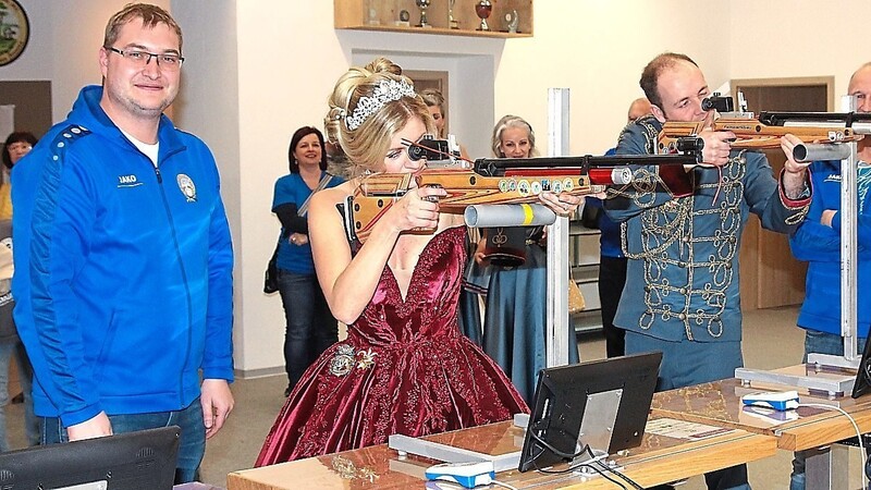 Schützenmeister Florian Tristl (l.) beim Luftgewehr-Duell des Prinzenpaares.