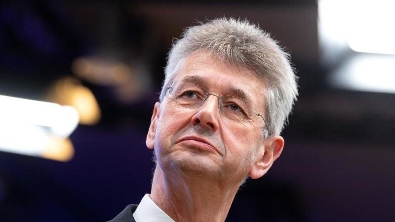 Michael Piazolo (Freie Wähler), Kultusminister von Bayern, nimmt an einer Pressekonferenz teil. Foto: Sven Hoppe/dpa