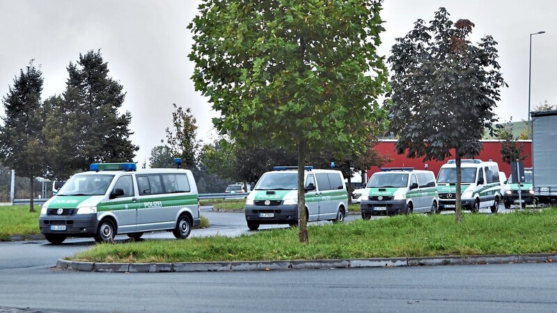 Hier trafen gerade weitere Unterstützungskräfte der Polizei am Grenzübergang Schafberg ein. Dort war die Einsatzzentrale eingerichtet.