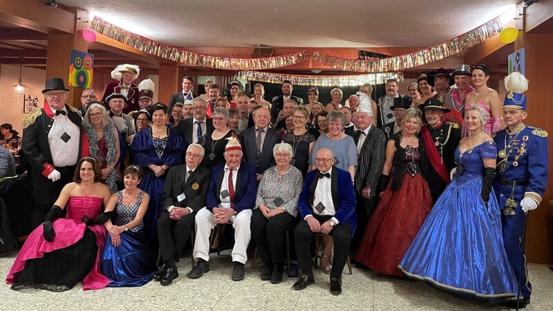 Alle zum großen Treffen erschienenen Hoheiten haben sich zum Gruppenbild vereint, darunter vorn auf der Bank Hermann Biebl (v.l.), Hans Fraundorfner, Maria Steinbauer und Josef Mühlbauer; zwischen ihnen in der Reihe dahinter Reinhold Kreusel, der seinerzeit mit gleich zwei Prinzessinnen regieren musste, weil ein Krankheitsfall dazwischen kam.