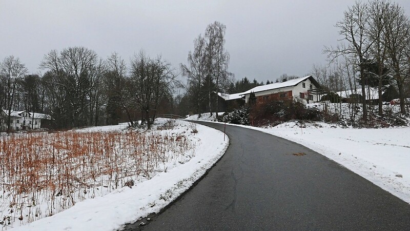 Im Ortsteil Aignhof werden die Grabungsarbeiten für den Breitbandausbau wegen Bodendenkmälern archäologisch begleitet.