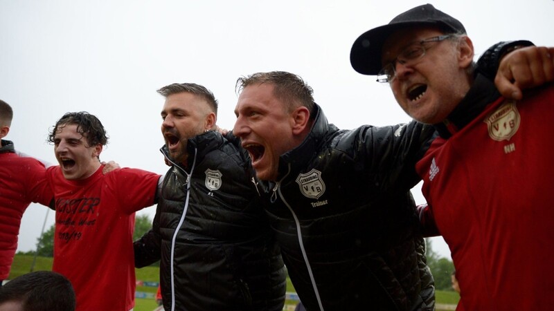 Trainer Gregor Mrozek (2. von rechts) und der Sportliche Leiter Tobias Forster (3. von rechts) leiten weiter die sportlichen Geschicke beim VfB Straubing.