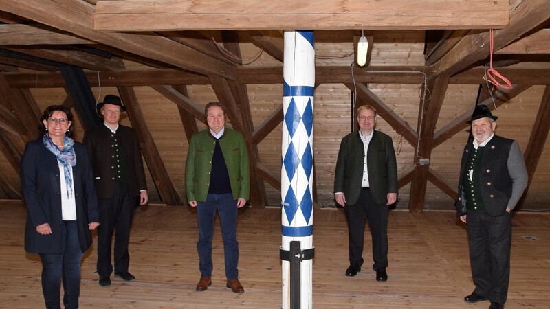 Das Trachtenkulturmuseum in Holzhausen wird ausgebaut. Unterstützung gibt es dabei auf Initiative der CSU-Landtagsabgeordneten Dr. Petra Loibl (l.), Helmut Radlmeier (3.v.l.) und Josef Zellmeier (4.v.l.) vom Freistaat - sehr zur Freude von Andreas Oberprieler (2.v.l.), Geschäftsführer des Bayerischen Trachtenverbandes, und Max Bertl (r.), Ehrenvorsitzender des Bayerischen Trachtenverbandes.