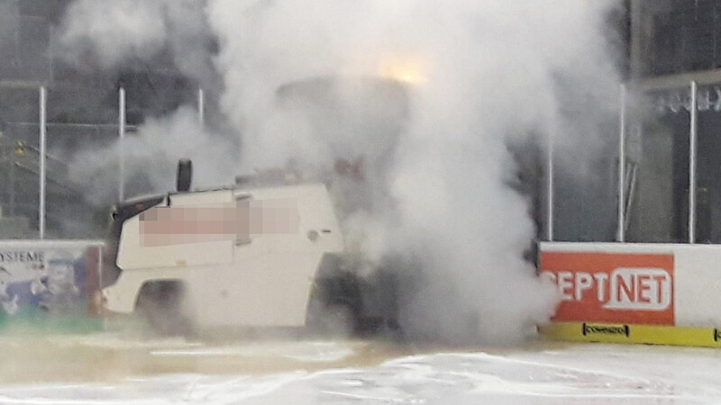 Die Fräsmaschine im Ammoniak-Nebel: Fünf Leitungen unter dem Eis sind beschädigt, schlagartig steigt der giftige Dampf auf. Flüssig verteilt sich eiskaltes, gelb-braunes Ammoniak um die Maschine.