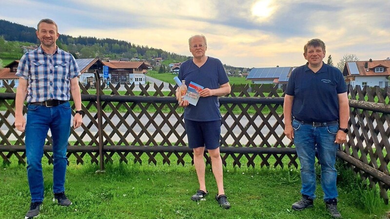 Die beiden Feuerwehrvorstände Andreas Lohberger (r.) und Gerhard Mühlbauer gratulierten Georg Prantl zum 60. Geburtstag.