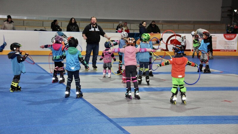 Bei den ganz Kleinen geht es darum, erst einmal das Gleichgewicht auf den Inlineskates halten zu können. Das ist am Anfang gar nicht so einfach, aber die Trainer lassen sich immer wieder verschiedene Übungen dazu einfallen.