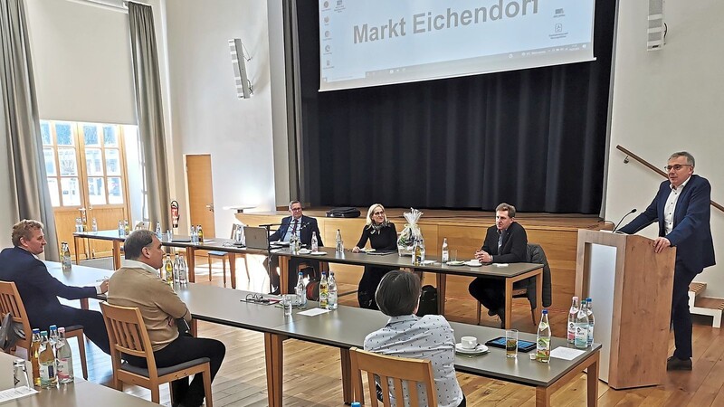 Landrat Werner Bumeder sprach bei den Landkreisbürgermeistern über aktuelle Themen der Kreispolitik: Darunter die Unterbringung von Geflüchteten und die Corona-Pandemie.