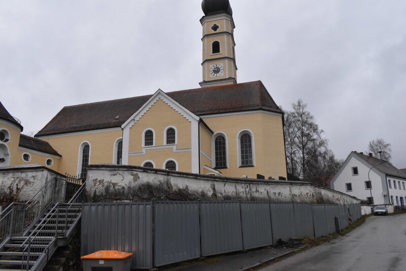 Seit Jahren wurde die Friedhofsmauer durch eine Blechwand gesichert. 