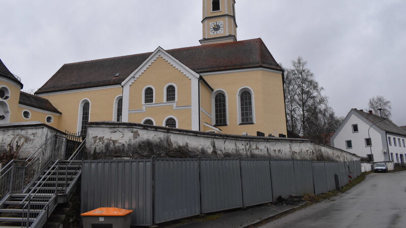 Seit Jahren wurde die Friedhofsmauer durch eine Blechwand gesichert.